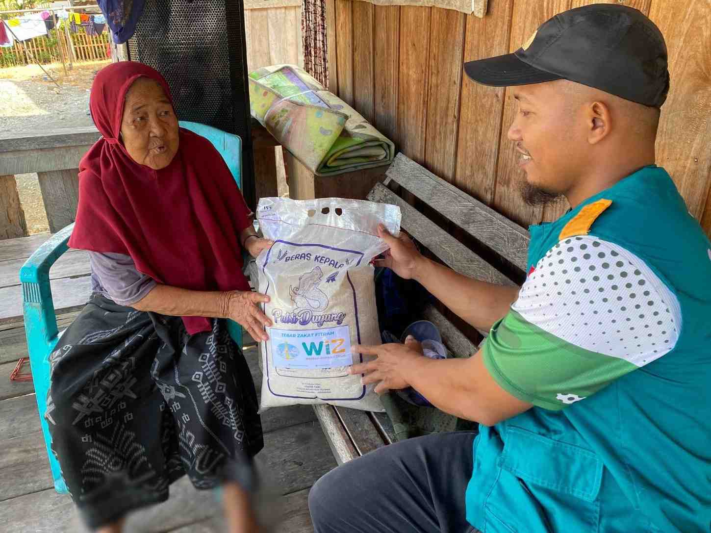 WIZ Salurkan Zakat Fitrah ke Lima Desa di Mamuju Tengah