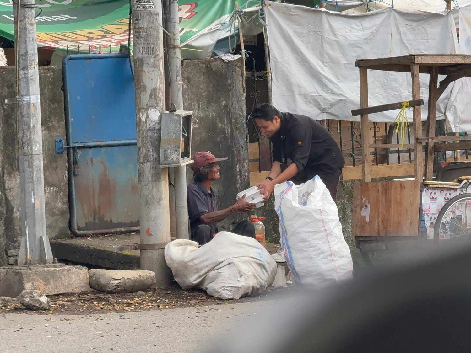 Cahaya Sedekah di Ujung Fajar, Ikhtiar WIZ Memuliakan Pejuang Nafkah di Sudut Makassar