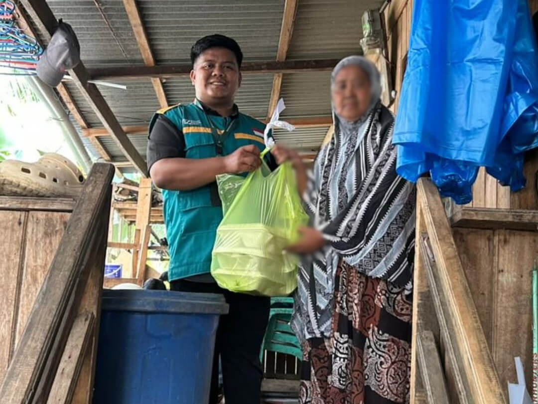 Darurat! WIZ Salurkan 200 Makanan Siap Saji Untuk Korban Banjir di Kabupaten Bone