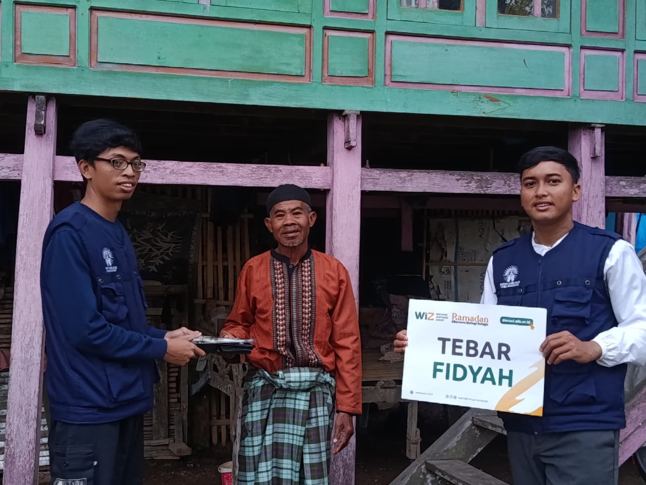 Sasar Dusun Ballaparang, WIZ dan Mahasiswa KKN STIBA Makassar Tebar Fidyah di Penghujung Ramadan