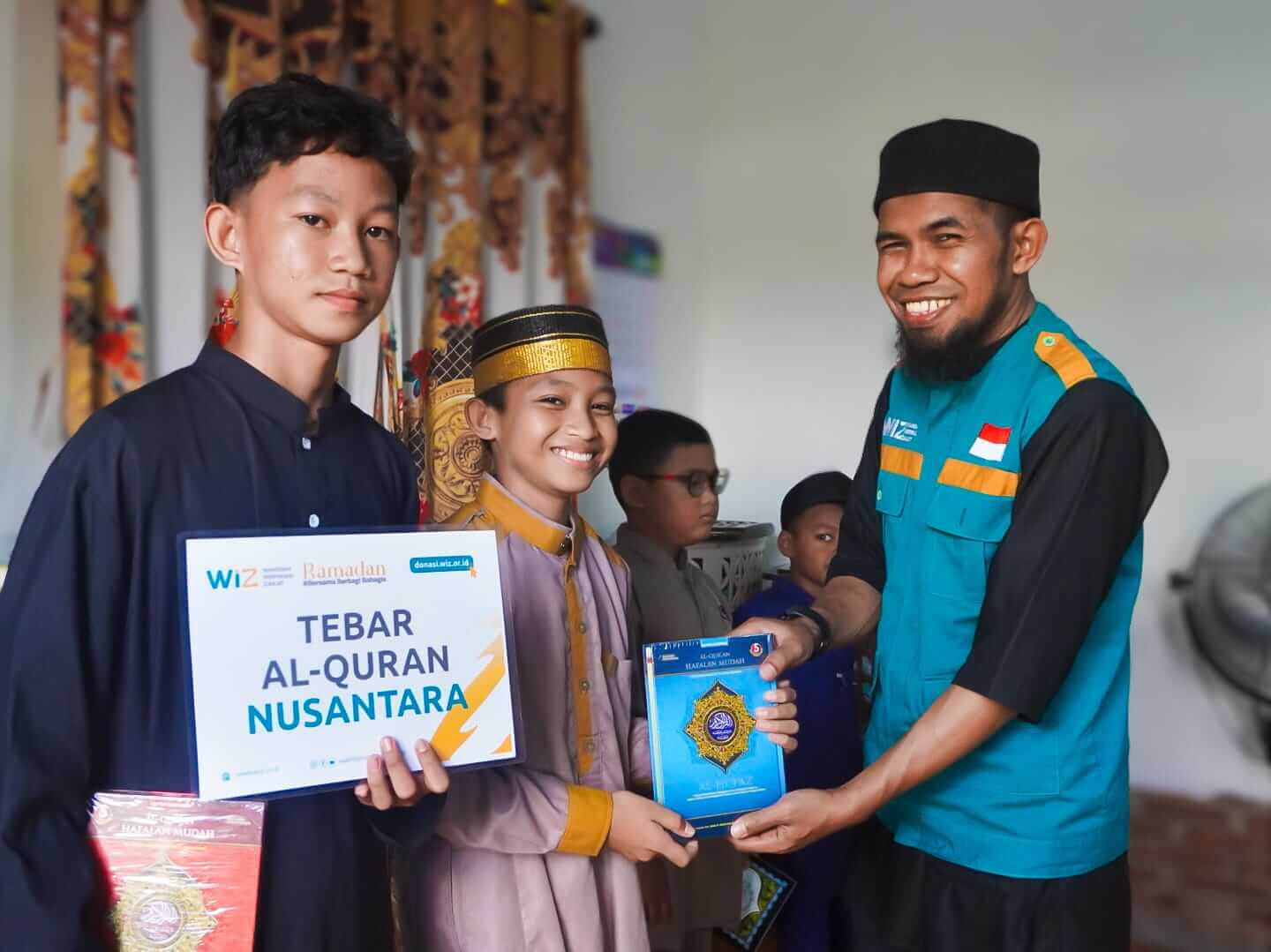 Dukung Generasi Qurani, Laznas WIZ Bagikan Al-Qur'an dan Iqra di TPQ Ar Rosyid