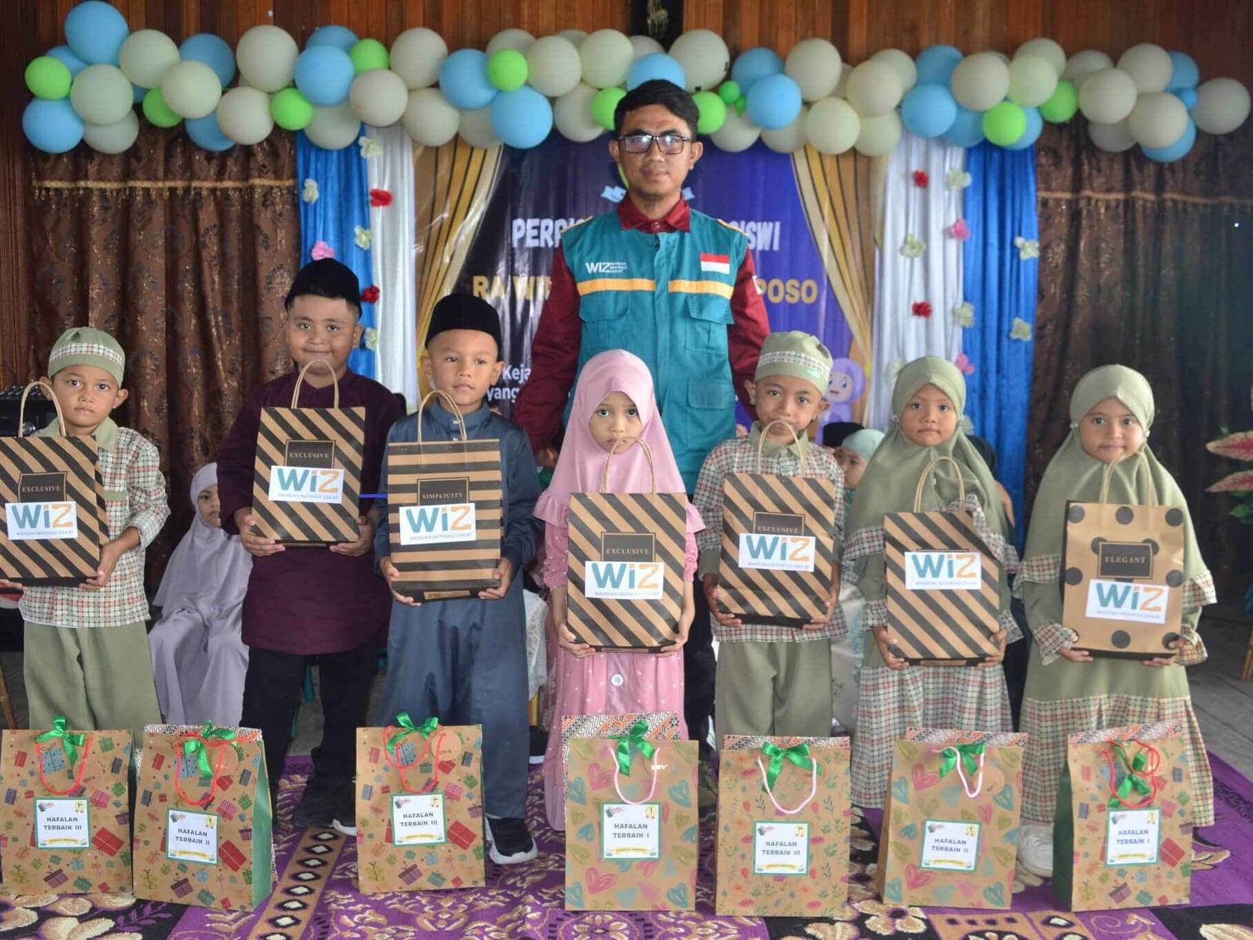 Momen Haru dan Bahagia, WIZ Gerai Poso Serahkan Bingkisan di Acara Penamatan RA Wihdatul Ummah