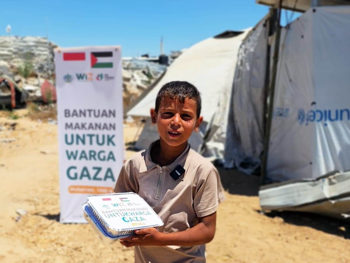 Senyum di Balik Reruntuhan: 1.500 Paket Makanan Hangat Menyapa Anak Yatim Gaza Utara