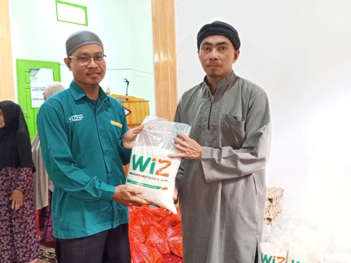 Tembus Medan Berlumpur, WIZ Gerai Poso Salurkan Paket Sembako untuk Kaum Dhuafa di Lore Utara
