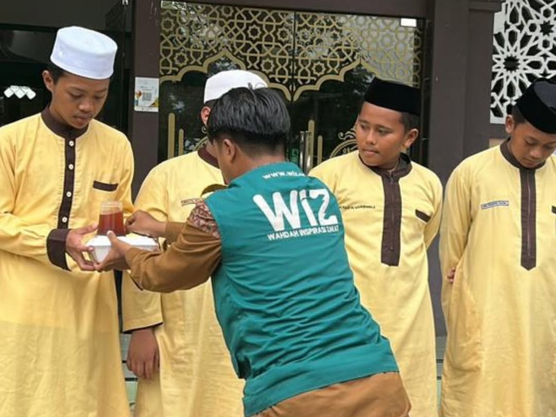 WIZ Muharram Box Salurkan Pangan dan Buka Puasa Sunnah, Kuatkan Hafalan Bersama Santri