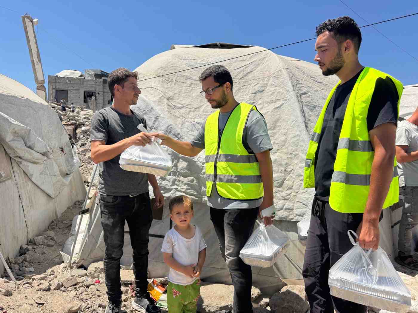 Menembus Blokade Kelaparan: Kolaborasi WIZ, KITA Palestina, dan Takween Association Distribusikan Pangan di Gaza Utara