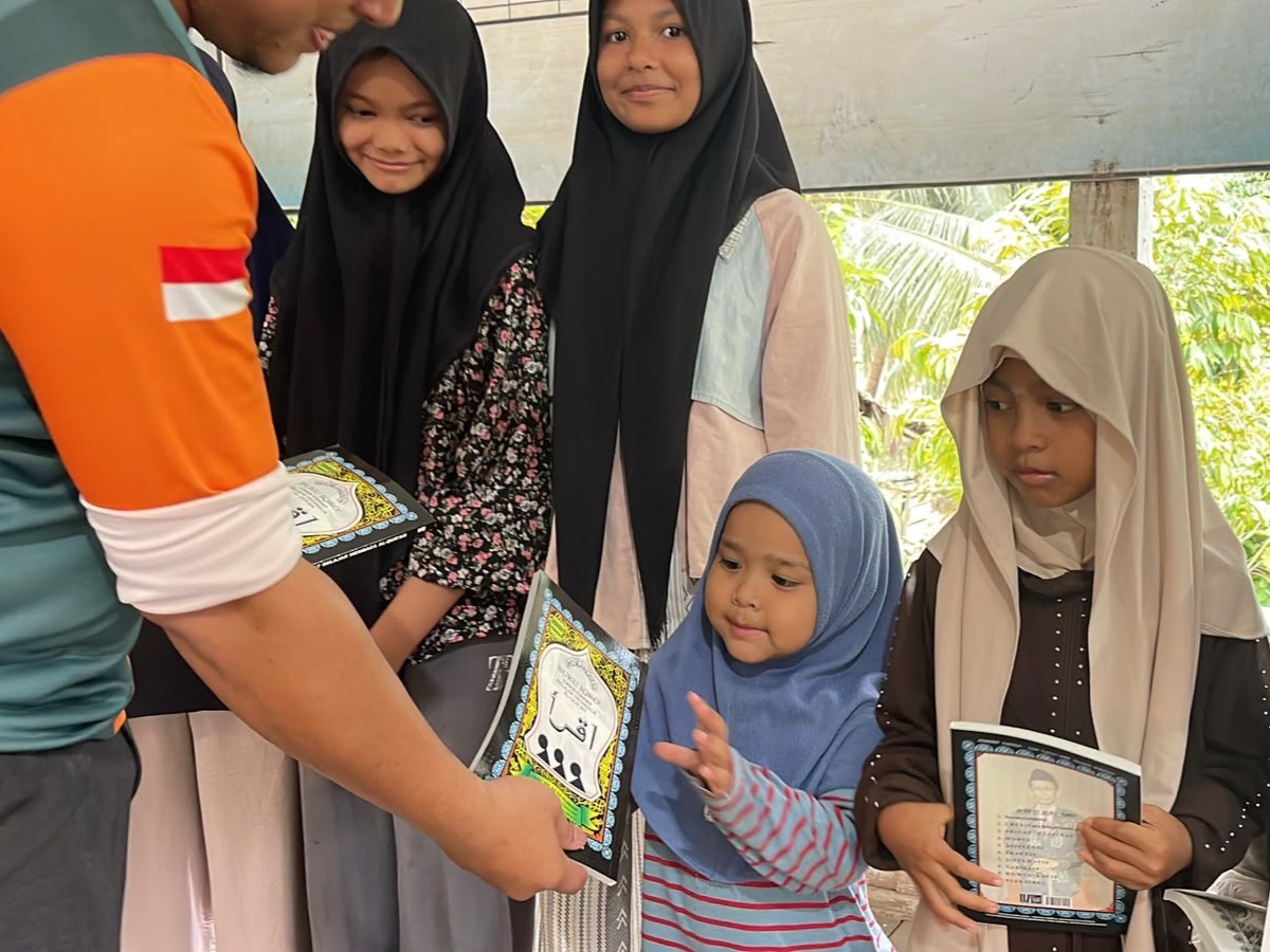 Ketika Satu Kitab Harus Dibagi Bersama Perjuangan Mengaji Anak-Anak Pante Baro Pasca-Banjir Bireuen