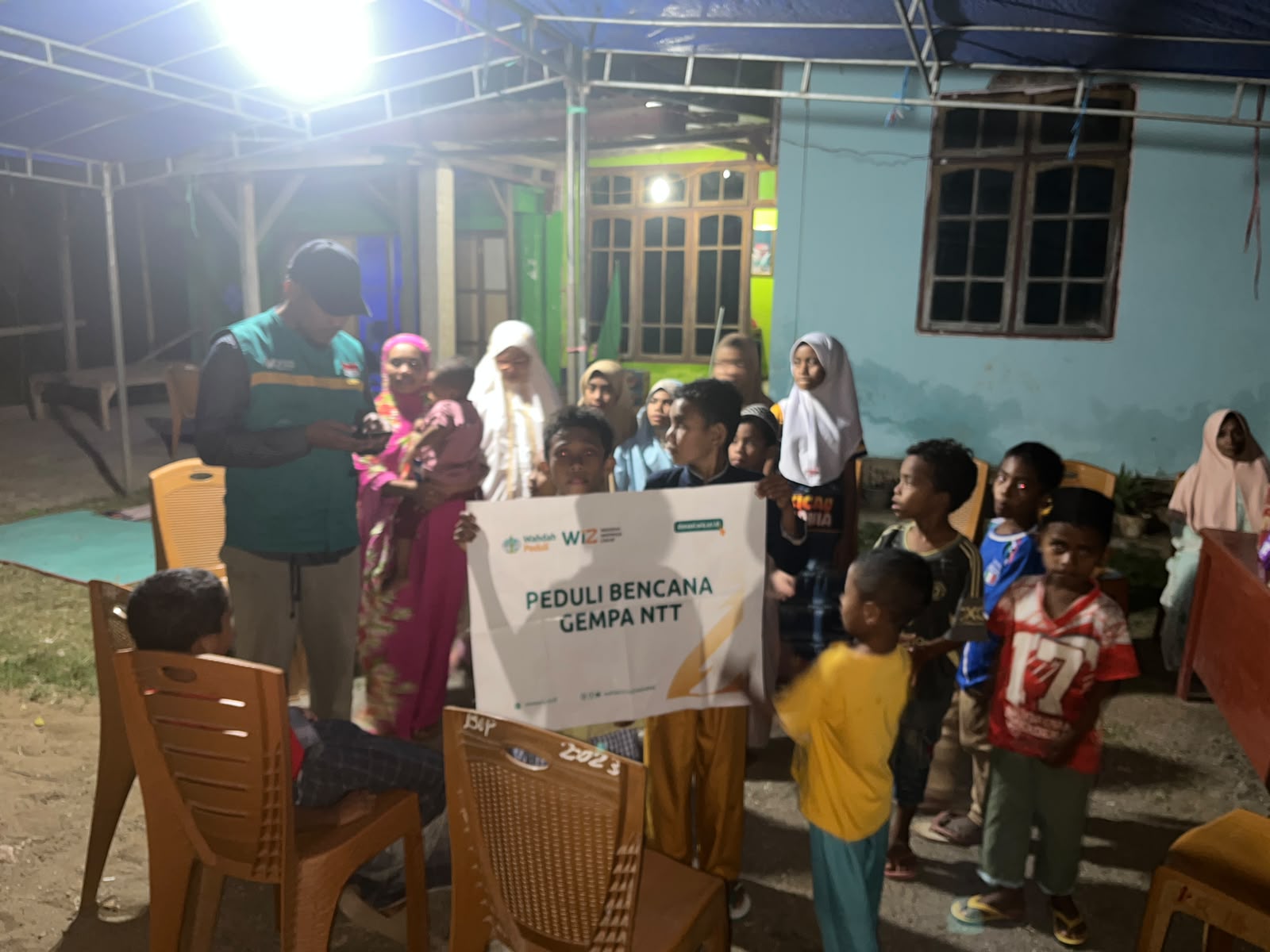 Tim WIZ dan Wahdah Peduli Salurkan Bantuan Darurat Bencana untuk Pengungsi di Riung, Ngada