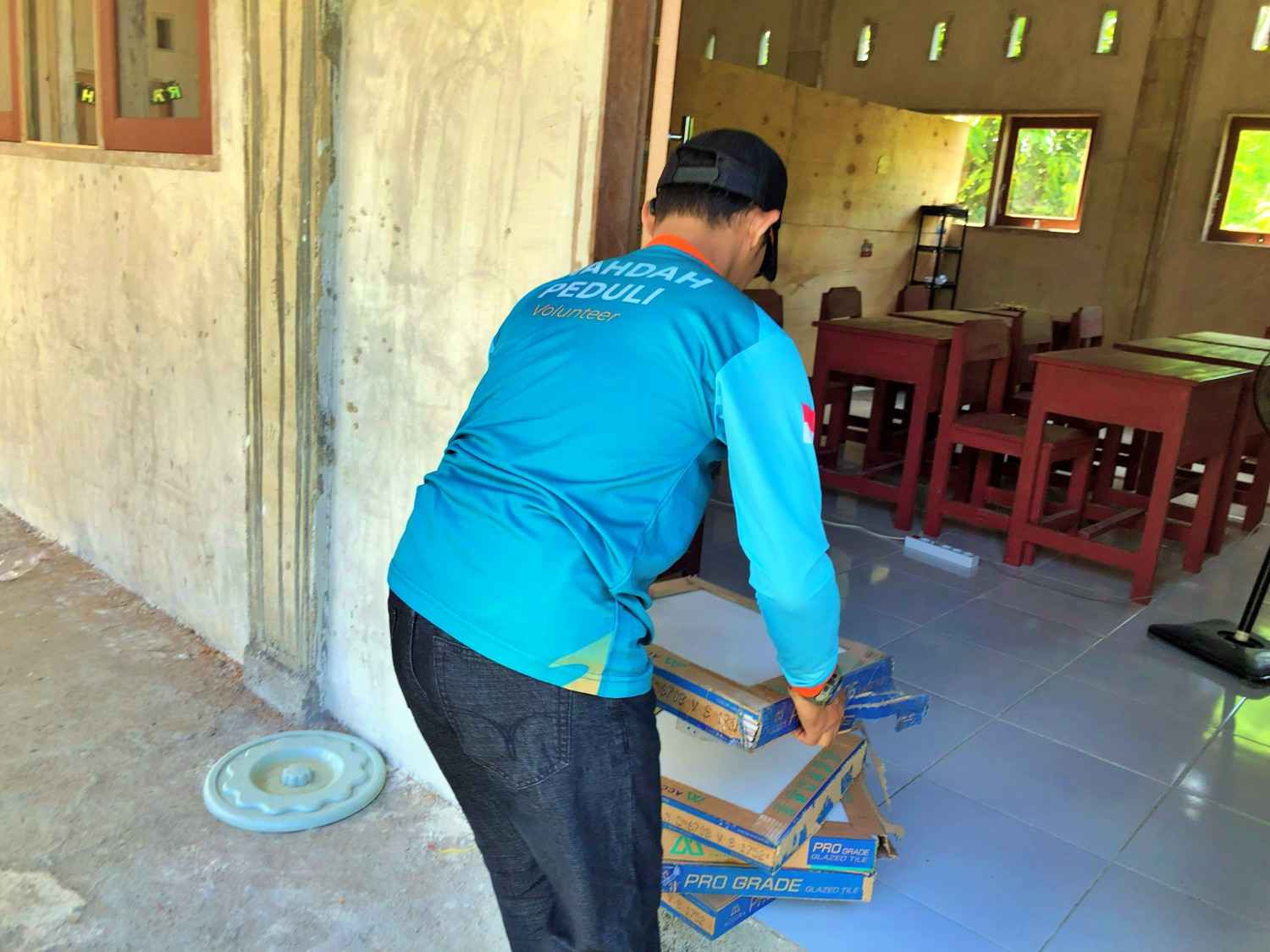 WIZ Parigi Salurkan 55 Dus Ubin untuk Percepat Pembangunan SDQ Ampibabo