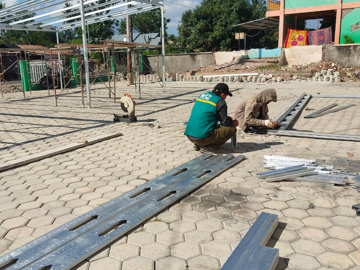 Respon Cepat Pascagempa, WIZ dan Wahdah Peduli Bersama Warga Aloripit Gotong Royong Bangun Masjid Darurat