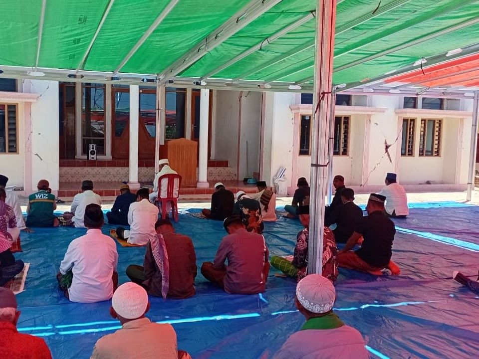 WIZ Dirikan Masjid Darurat Pasca-Bencana, Salat Jumat di Pelataran Masjid Al-Ikhlas Nagekeo Berjalan Khusyuk